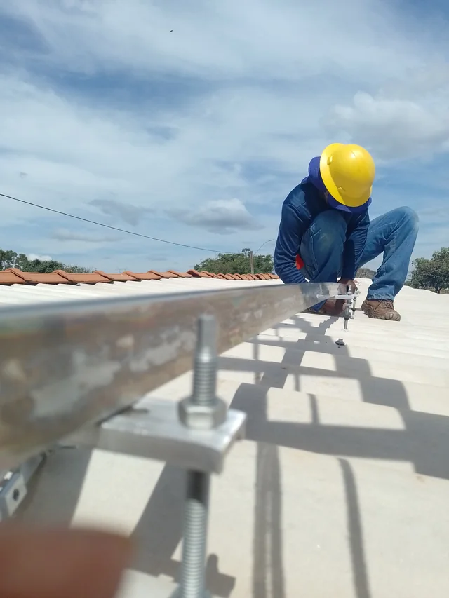 Instalação de sistema solar pela equipe da Harpia